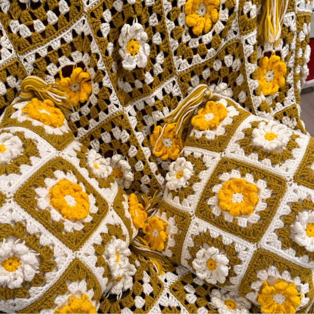 Crocheted blanket with 2 matching pillows, granny square motif - Picture 5 of 5